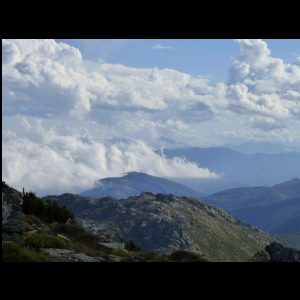 17-034 - der Hausberg von Bastia mit Wolken.JPG